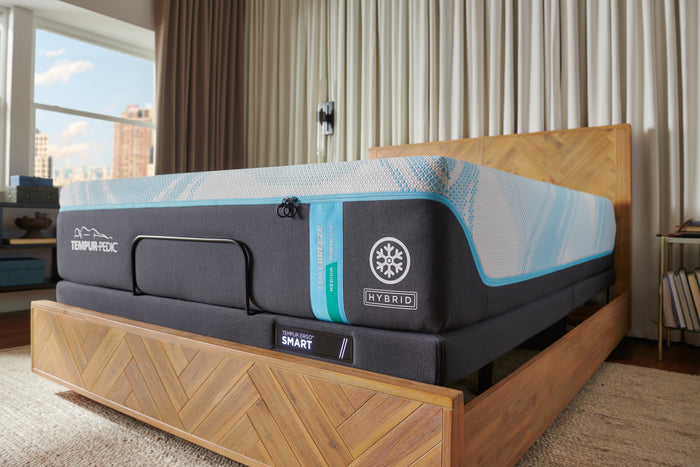 TEMPUR-LUXEbreeze (10° Cooler) Medium Hybrid