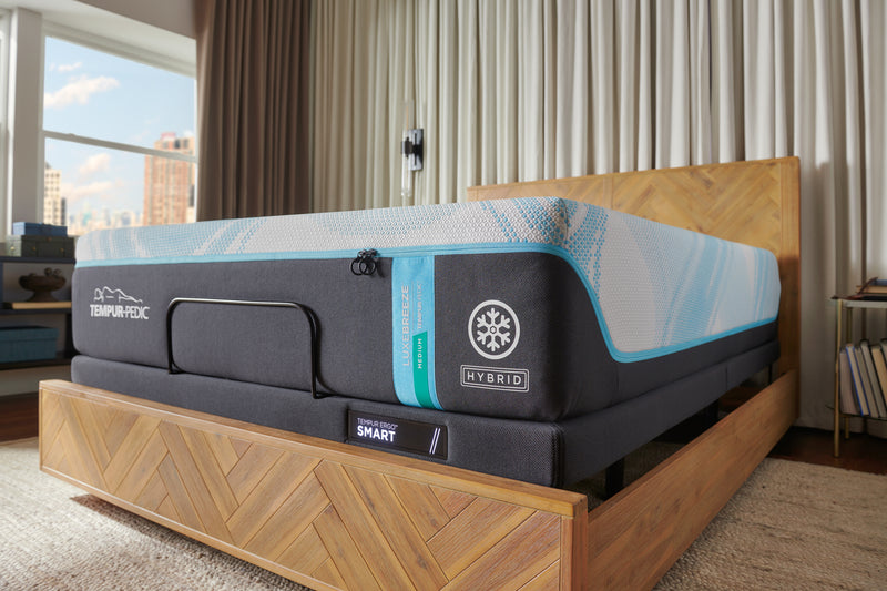 TEMPUR-LUXEbreeze (10° Cooler) Medium Hybrid